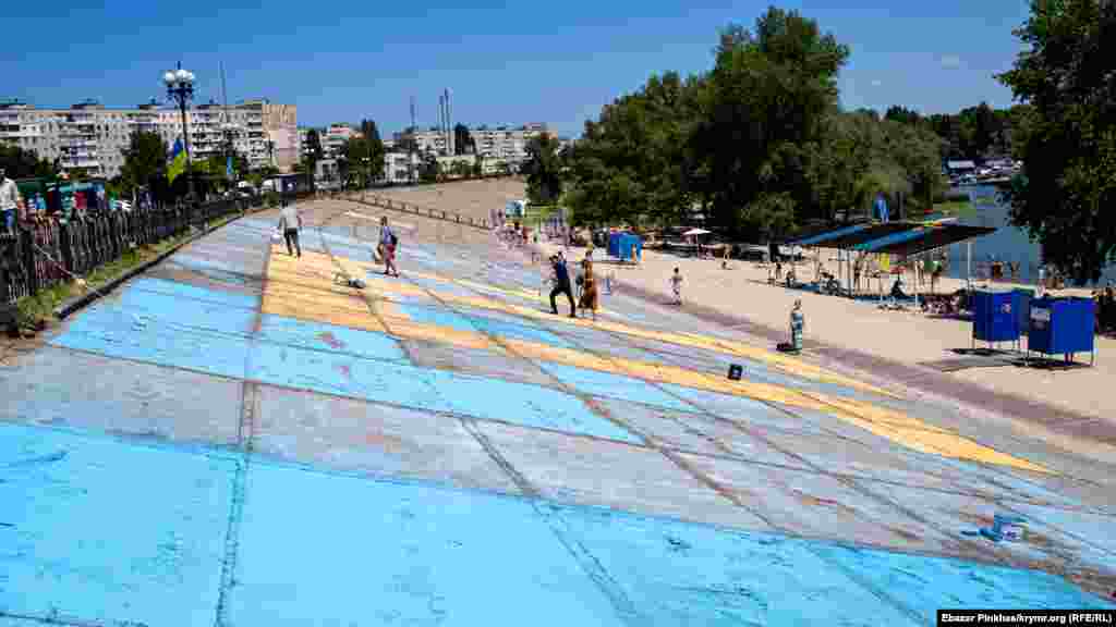 Изображение флага находится на набережной Днепра 