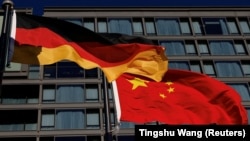 Ilustrativna fotografija, zastave Nemačke i Kine u Pekingu, 2. decembar 2024.