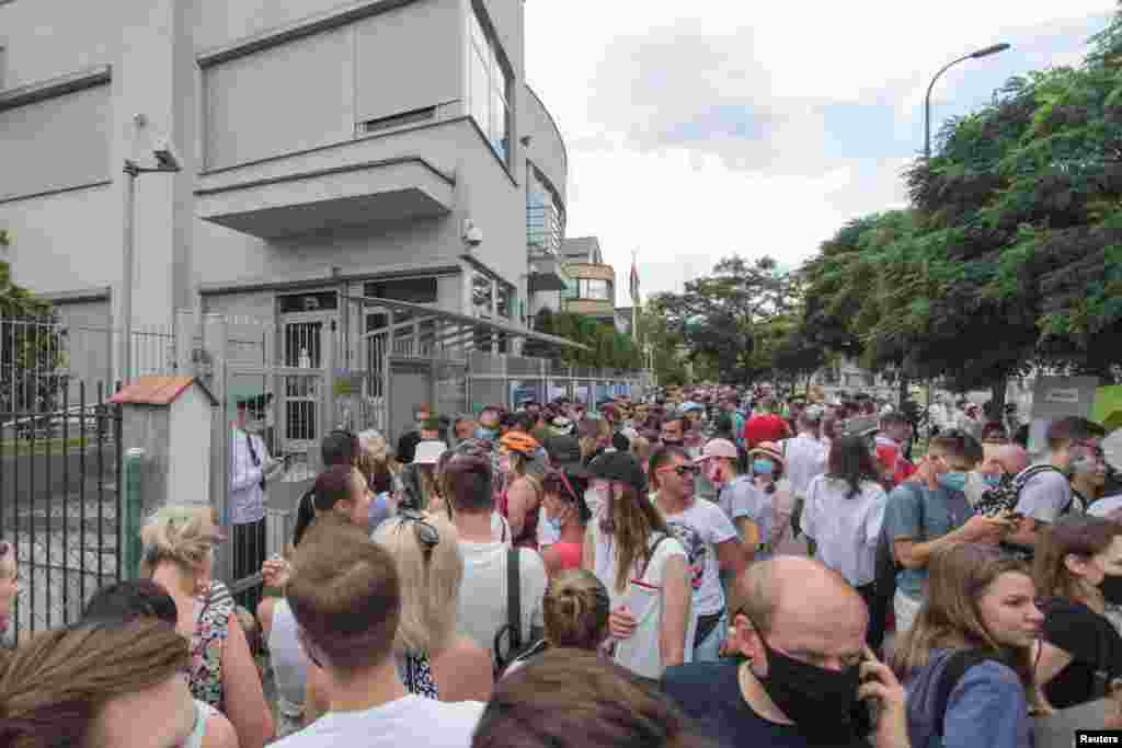 Черга біля білоруського посольства у Варшаві, де розташована виборча дільниця