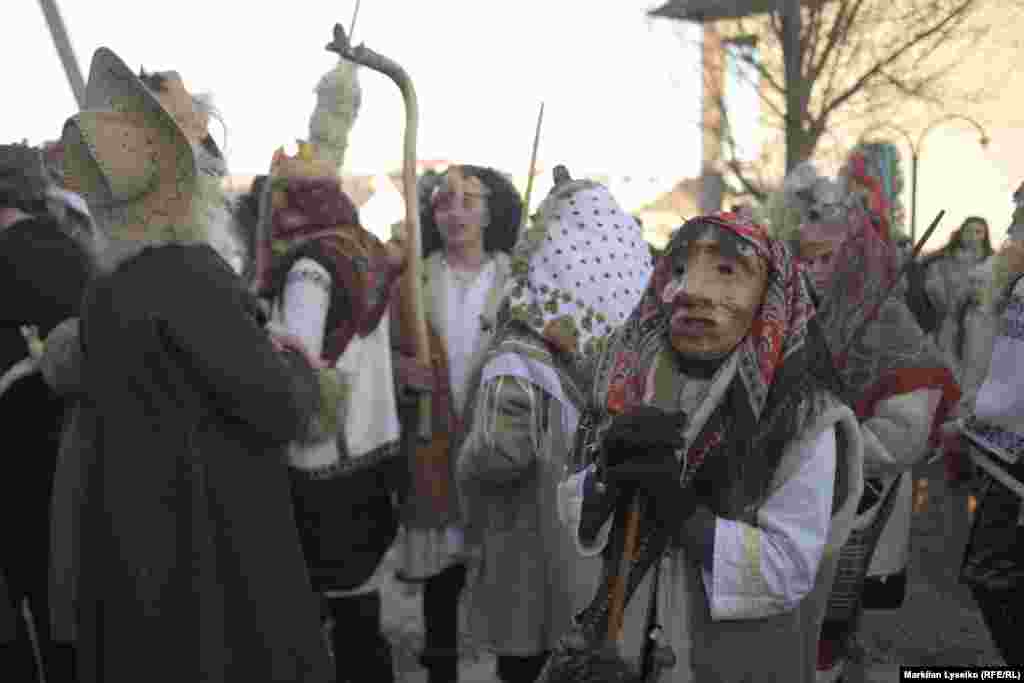 Під ранок спускаються на центральну вулицю – і тут дійство перетворюється у масові театральні гуляння майже усіх жителів села