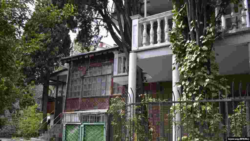 В тени кипарисов под канатной дорогой мирно уживаются старинные домики с резными карнизами и «новоделы» с колоннами под сдачу отдыхающим