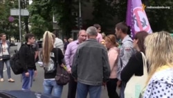 Мітингувальники перекрили дорогу в центрі Києва, нікого не випускали з Ради Мітингувальники перекрили дорогу в центрі Києва, нікого не випускали з Ради