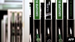 Sa jedne od benzinskih crpki Ine, Samobor, Hrvatska (fotoarhiva)