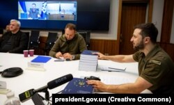 Президент України Володимир Зеленський під час розмови через відеозв’язок з головою Єврокомісії Урсулою фон дер Ляєн продемонстрував другу частину заповненого опитувальника для отримання Україною статусу кандидата на членство в ЄС. Київ, 9 травня 2022 року