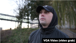 «Треба на весь світ кричати, бо хлопці більше 30 місяців перебувають там, і їх ще там багато, лише з моєї роти ще 22 морські піхотинці досі перебувають там», – каже Юліан Пилипей під час інтервʼю Голосу Америки у Львові, 16 листопада 2024 року