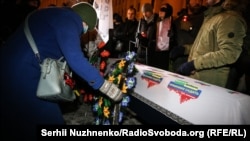 Під Офісом президента «поховали правосуддя» – фоторепортаж