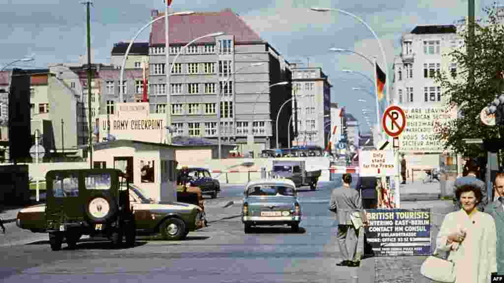 «Чекпойнт Чарли» – граница между Восточрным и Западным Берлином, лето 1968 года