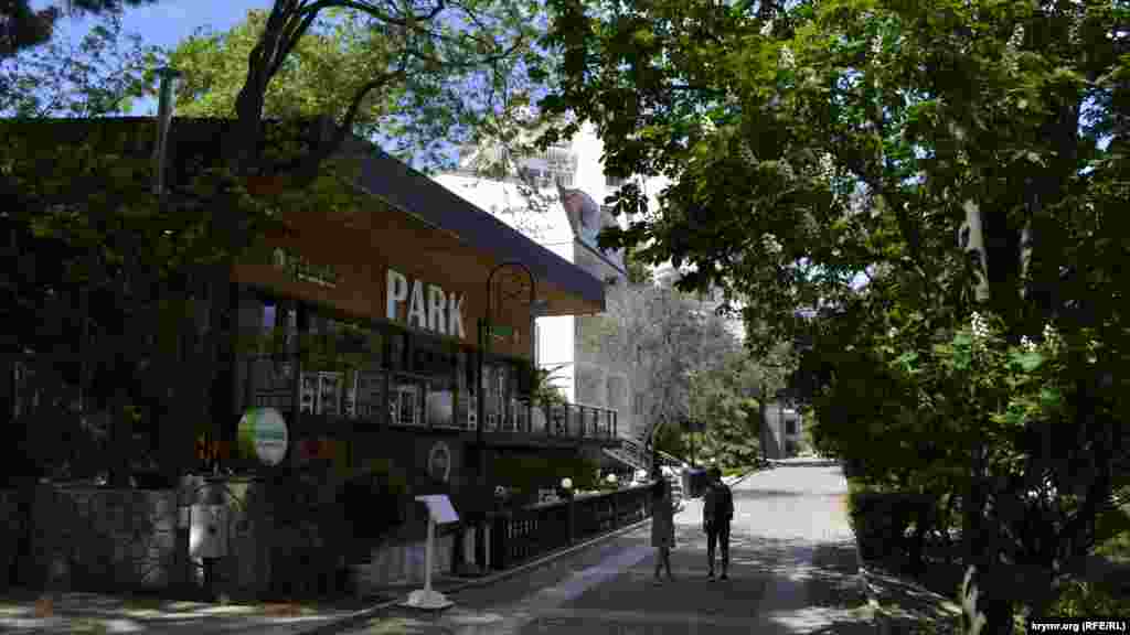 С другой стороны аллеи стоит заведение общепита. Во времена СССР на этом месте тоже стояло популярное кафе «Медвежонок»