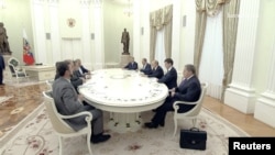 Președintele rus Vladimir Putin și ministrul iranian de externe, Abbas Araqchi, discută la Moscova, în Rusia, pe 23 iunie 2025. Captură preluată din videoclipul oficial furnizat de Kremlin.