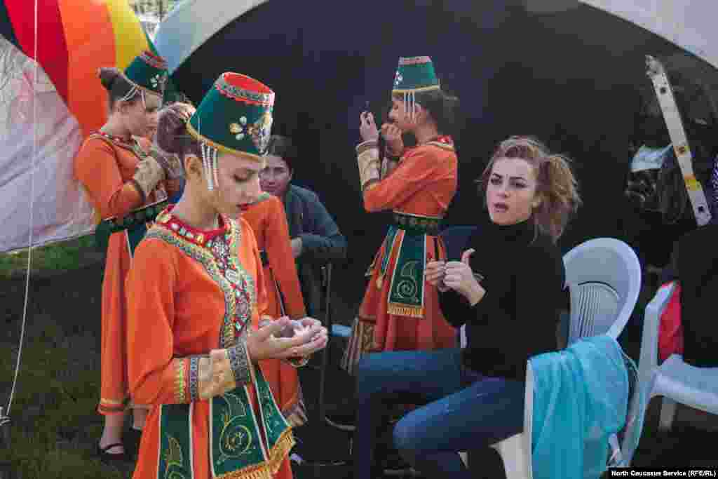 Концерты, выставки, фестивали проходили во всех районах курорта. На площади Южного мола стартовал фестиваль "Этно-Сочи" 