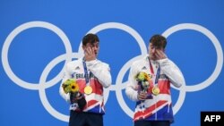 Британські стрибуни у воду Том Дейлі та Метті Лі