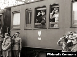 У вагоні потягу Симон Петлюра (ліворуч) і Юзеф Пілсудський. Вінниця, 1920 рік