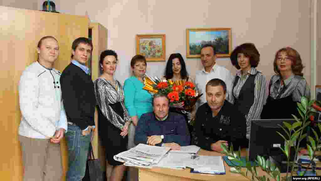 Позже Семена работал в пресс-службе крымского правительства и был заместителем главреда правительственной «Крымской газеты». На фото – коллектив пресс-службы, октябрь 2010 года