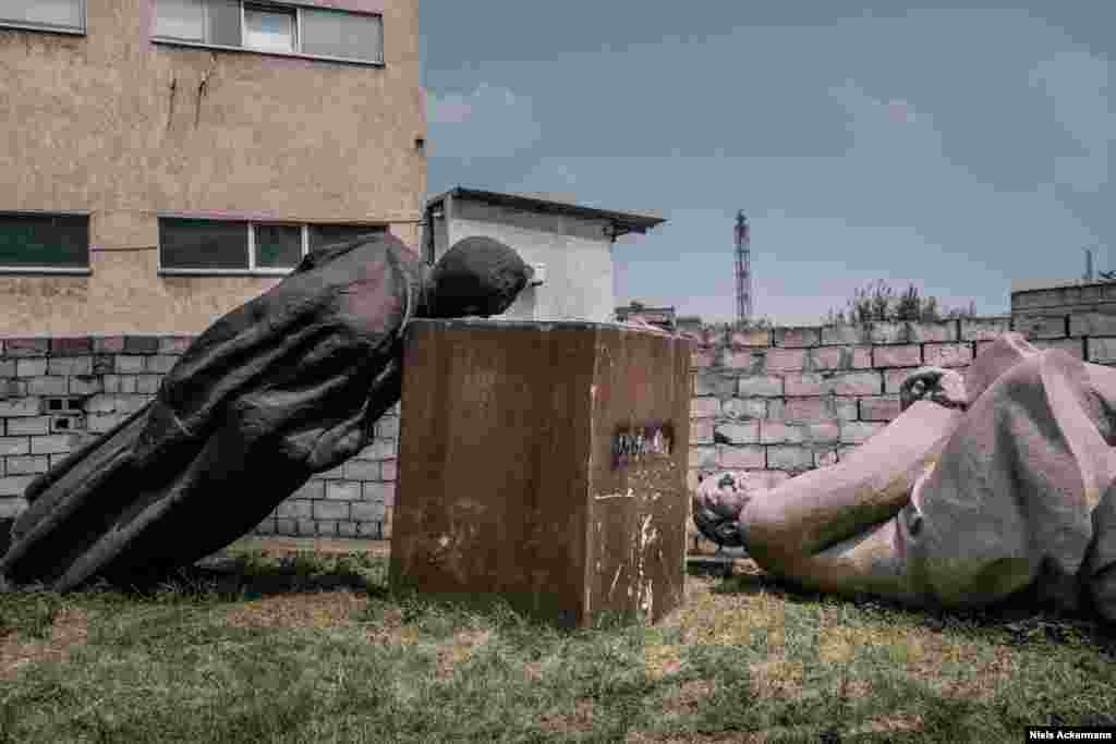 Неизвестный советский герой (слева) и Ленин в городе Каменское "Мне не нравится, когда журналисты все упрощают, говоря: "Украина отправляет Ленина на свалку", когда на самом деле есть масса разных историй, – говорит Акерман. – Когда пресса все слишком упрощает, ей перестают верить".   