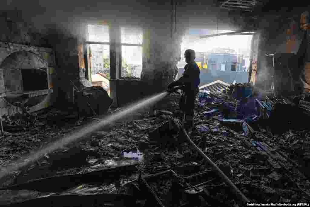 Рятувальник працює всередині квартири, що повністю згоріла через російську атаку