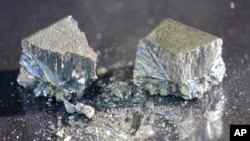 Крупный план редкоземельного металла, производимого на заводе MP Materials в Форт-Ворте, штат Техас