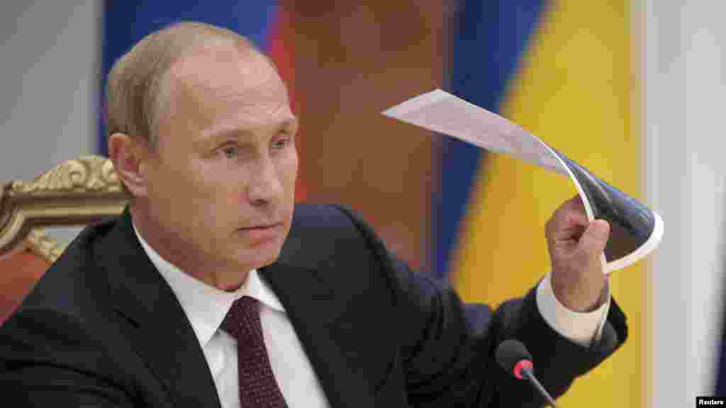 Владимир Путин заявил о незаконном реэкспорте товаров из ЕС в Россию через Белоруссию. Он показал участникам встречи фотографию, на которой, по его словам, под этикеткой "Сделано в Белоруссии" видна этикетка "сделано в Польше".