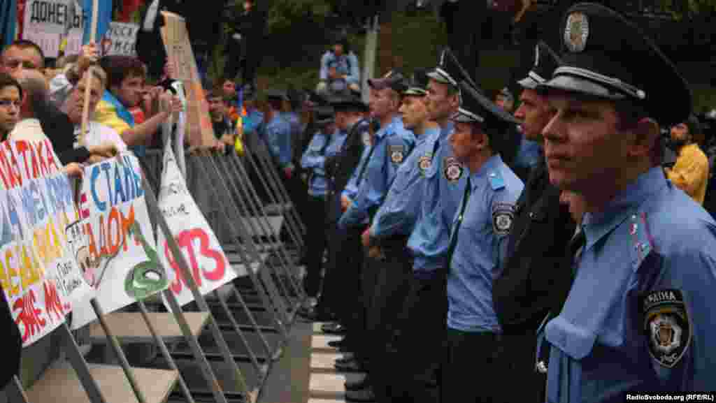 Ukraine -- Participants in the protest against the law on languages at the Verkhovna Rada, Kyiv, June 5, 2012