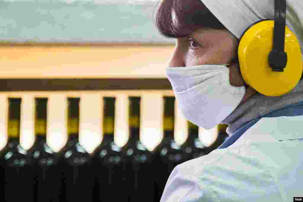 Из-за высокого спроса на маски и их дороговизны некоторые крымчане прибегают к использованию самодельных марлевых масок. Они не защищают от вируса, а просто устанавливают барьер между людьми  На фото: сотрудница в цехе розлива вина на заводе «Массандра»