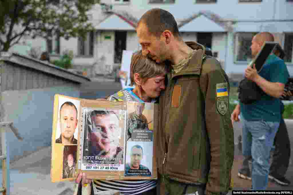 Юлія прийшла на зустріч зі звільненими українськими захисниками, щоб розпитати про свого сина, який досі перебуває у полоні РФ. Сьогодні жінка отримала звістку про свого сина