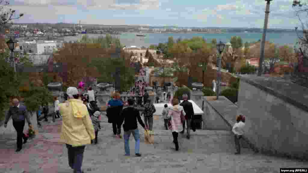 В праздничные дни на Митридатской лестнице многолюдно