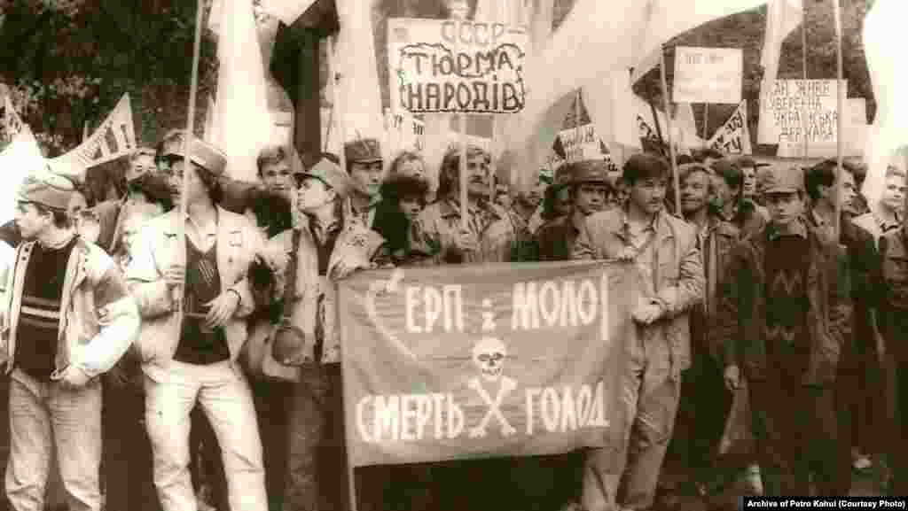 Акція «Поховання СРСР», яку організувала Спілка незалежної української молоді. Київ, 30 вересня 1990 рік