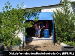 Гараж на окраине города, в котором расположилась «мастерская»