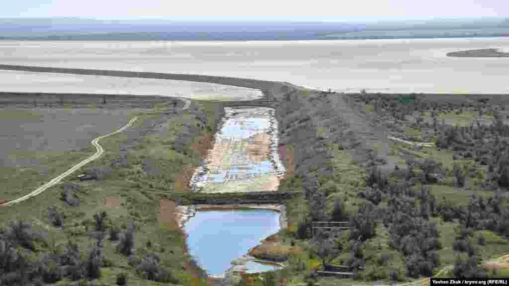 Шлюз для входа персонала в гермозону – тот еще квест. Чтобы попасть вовнутрь, нужно пройти по импровизированному мостику из старых деревянных дверей, прикрепленных к двум металлическим трубам. Гермооболочка АЭС состоит из двух частей, внутренней и внешней. Внешняя часть – 80 сантиметров высокопрочного бетона, внутренняя оболочка с толщиной бетона 120 сантиметров покрыта стальными листами