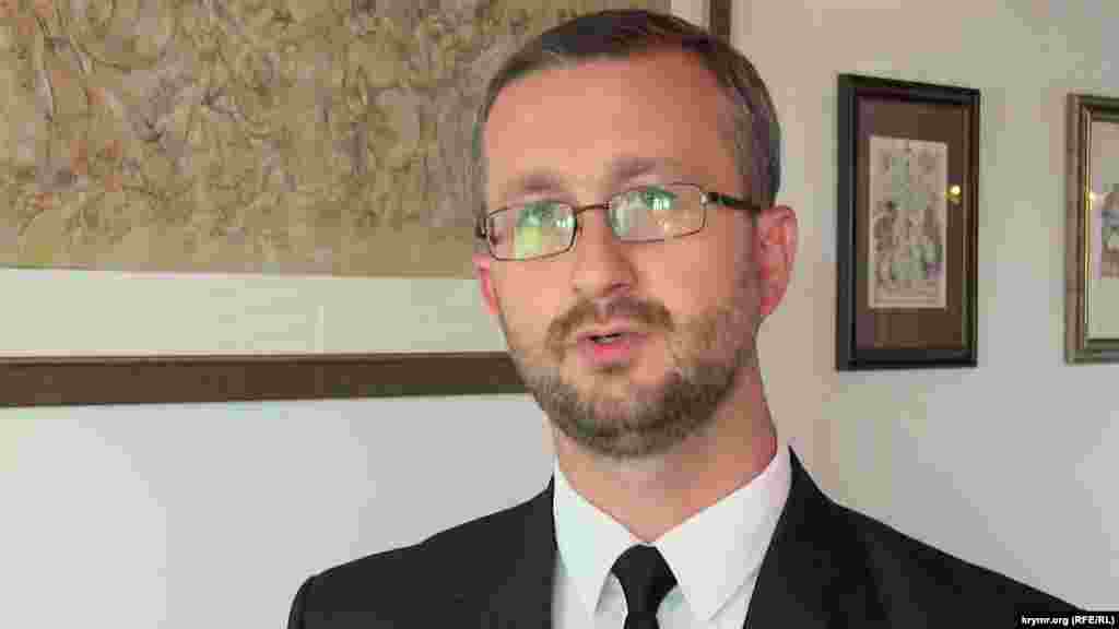 Нариман Энверович Джелял родился в 1980 году в Узбекистане. В конце 80-х вместе с семьей вернулся в Крым, учился в школе в Джанкое. Джелял работал ведущим на телеканале ATR, корреспондентом газеты «Авдет», преподавал историю и правоведение в Симферопольской международной школе. Заместитель председателя Меджлиса крымскотатарского народа с 2013 года и до запрета деятельности Меджлиса после аннексии Крыма Россией, руководитель его информационно-аналитического подразделения