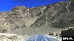 Роҳе дар даромадгоҳи шаҳраки Ғарм.