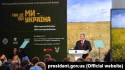 Президент України Петро Порошенко під час виступу на Міжнародному форумі волонтерів і ветеранів «Там, де ми – там Україна». Київ, 22 серпня 2018 року