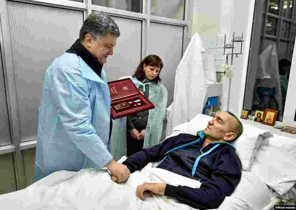 Президент Петро Порошенко нагородив полковника Ігоря Гордійчука Зіркою Героя України за бої за Савур-Могилу, 8 жовтня 2014 року