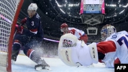 Игрок сборной США Кэм Фаулер забивает гол в ворота сборной России. Сочи, 15 февраля 2014 г.