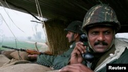 Солдати індійських прикордонних сил ведуть спостереження з бункера поблизу огородженого кордону з Пакистаном, архівне фото