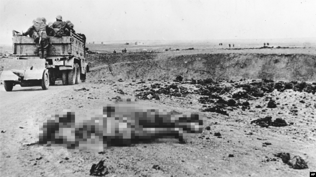 В декабре 1941 года Керченский полуостров был отбит советскими войсками, но в мае 1942 года немецко-румынские части вновь его завоевали. Гибель Крымского фронта в миниатюре напоминала разгром всей Красной армии летом 1941 года. На переднем плане фото – тела погибших красноармейцев. Севастополь пал спустя полтора месяца после поражения советских войск под Керчью. На фото: румынские войска наступают на Керченском полуострове, май 1942 года