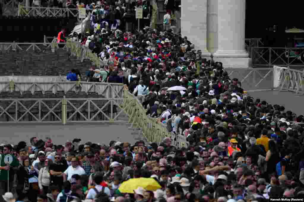 Люди стоять у черзі, щоб віддати останню шану папі Римському у Ватикані, 25 квітня 2025 року