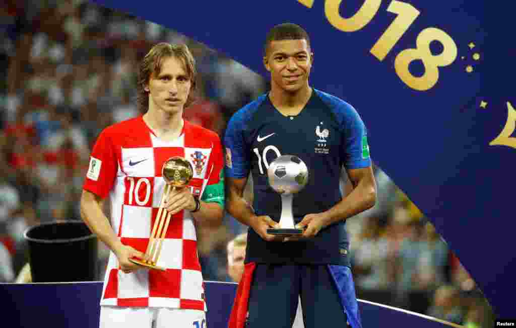 Хорватский футболист Лука Модрич с "Золотым мячом" ФИФА и французский футболист Килиан Мбаппе с наградой ФИФА лучшему молодому спортсмену