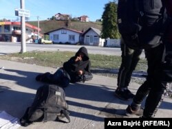 اروپا ته روان پناه غوښتونکي وايي، د کروییشیا پولیس ورسره تشدد کوي.