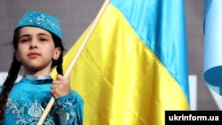 Дівчинка в національному кримськотатарському костюмі під час мітингу до Дня пам'яті жертв геноциду кримськотатарського народу. Київ, 18 травня 2019 року