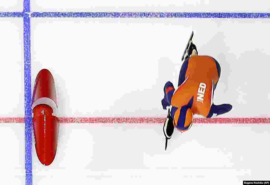 Конькобежный спорт: Айрин Васт из Нидерландов пересекает финишную прямую во время соревнований на дистанции 1500 метров – она получила золотую медаль