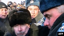 Так задерживали Эдуарда Лимонова 31 января 2009 года.