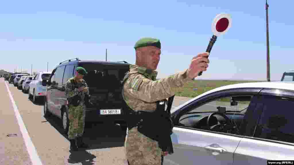 Дневная очередь из транспортных средств перед контрольным пунктом въезда-выезда «Чонгар», 30 апреля 2017 года