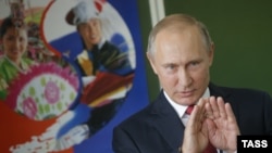 Россия. Владимир Путин на встрече с гимназистами во Владивостоке 1 сентября 2016 г.