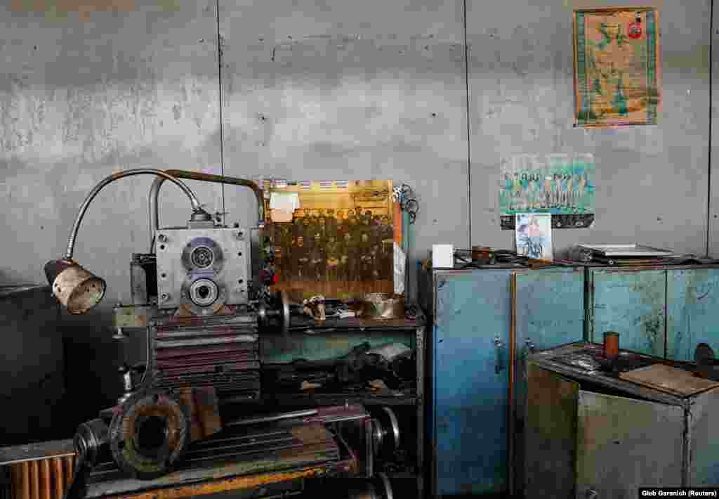 Покинутий цех. Завод нещодавно привернув увагу влади. Кількість тих, хто заразився коронавірусом в Україні та світі, продовжує зростати. Коронавірус, як правило, вражає легені хворих, призводить до дихальної недостатності – при важкій формі недуги пацієнти не можуть вижити без апаратів ШВЛ