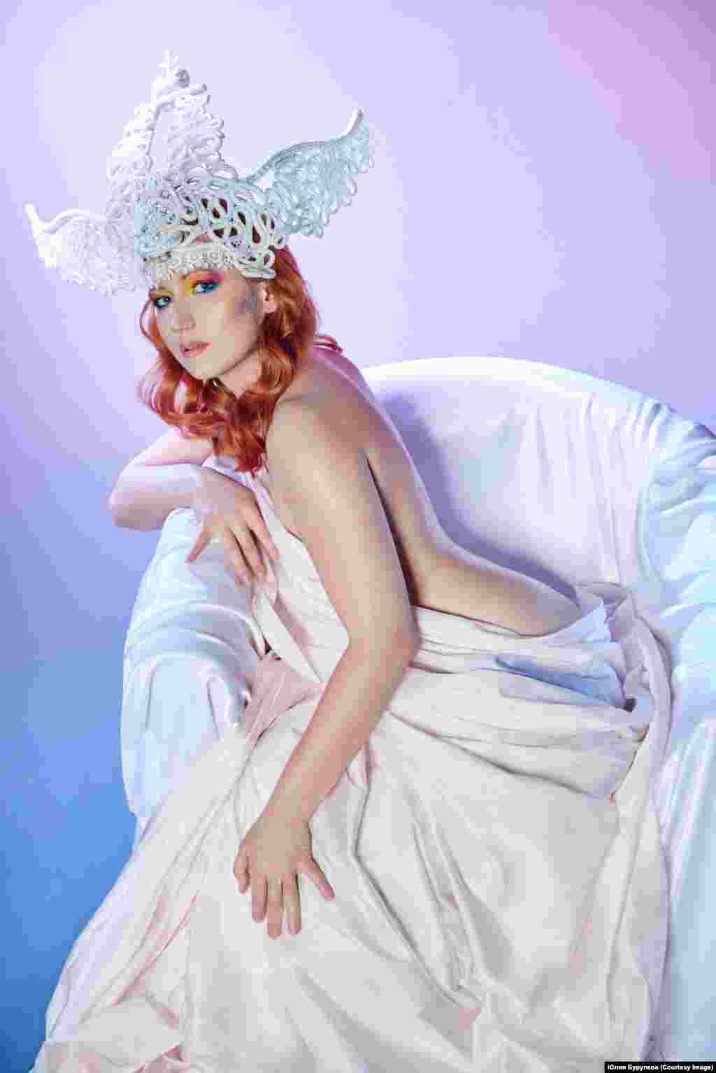 Анна Денисова: «Я не бросила учёбу, когда попала в аварию и получила диплом ландшафтного дизайнера. Отучилась в автошколе и свободно передвигаюсь по городу на машине, хотя до травмы ни разу не сидела за рулём. Открыла своё дело – интернет-магазин по доставке цветов. Решилась на прыжок с парашютом и на погружение с аквалангом».