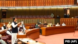 پاکستاني وزیراعظم عمران خان د ۲۰۲۰م کال د جون پر ۲۵مه پارلمان غونډې ته وینا کړې وه