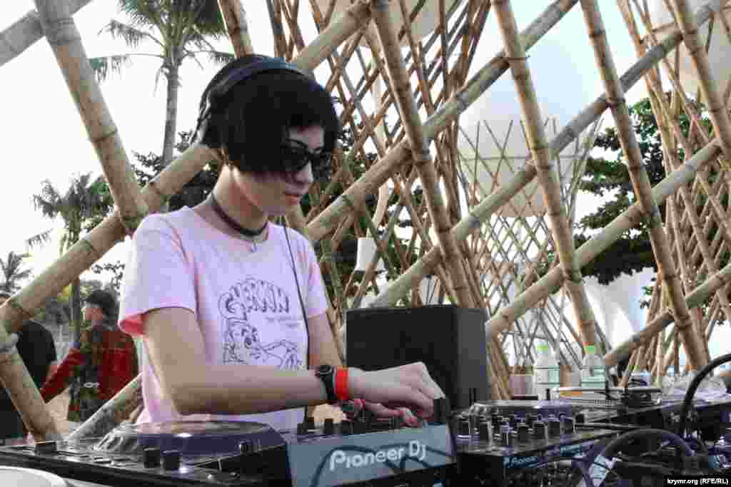 Дискотеки на Epizode проходят днем и ночью. Посетители тансполов, и вообще участники фестиваля, называют себя «Люди Z», или «великий народ КаZантипа»