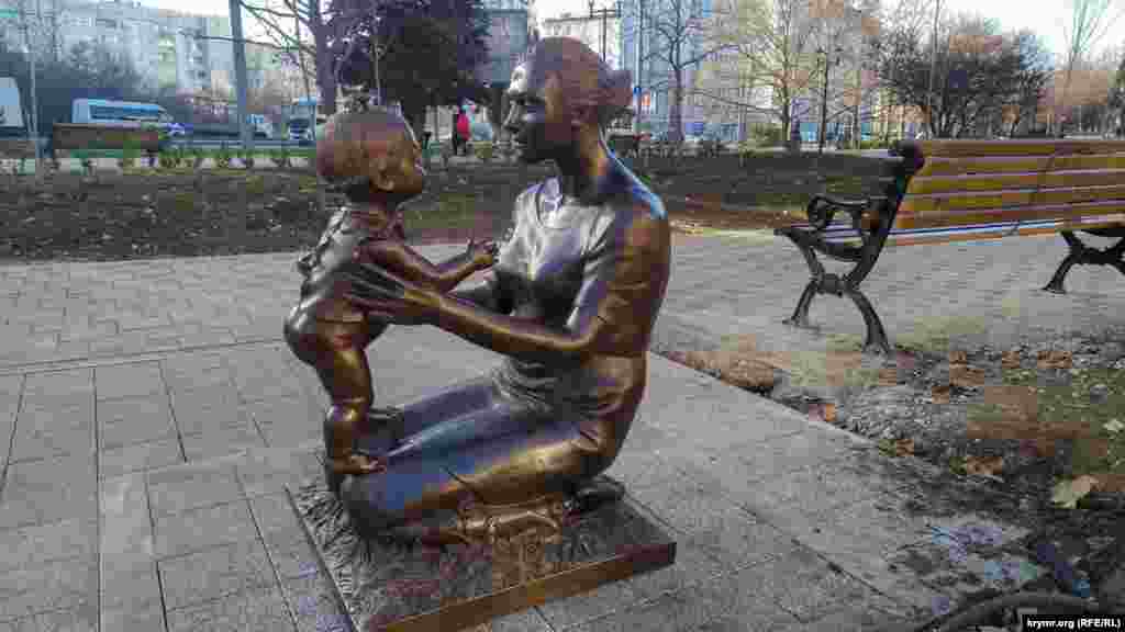 Скульптура «Мама с ребенком»