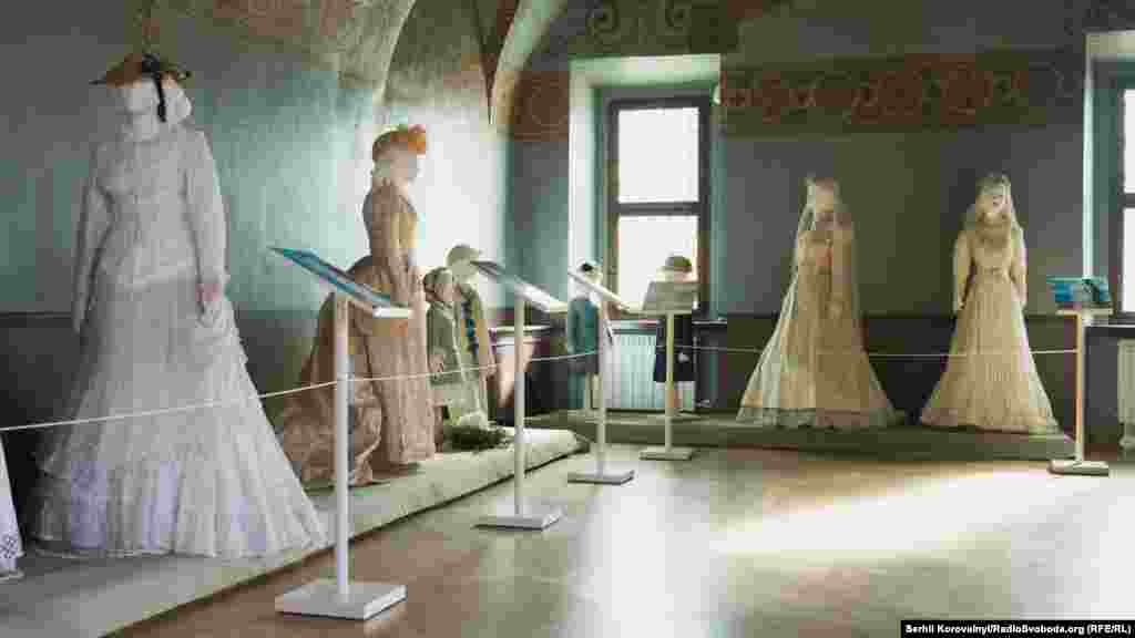 На виставці представлена як доросла, так і дитяча мода XVIII-XX століть