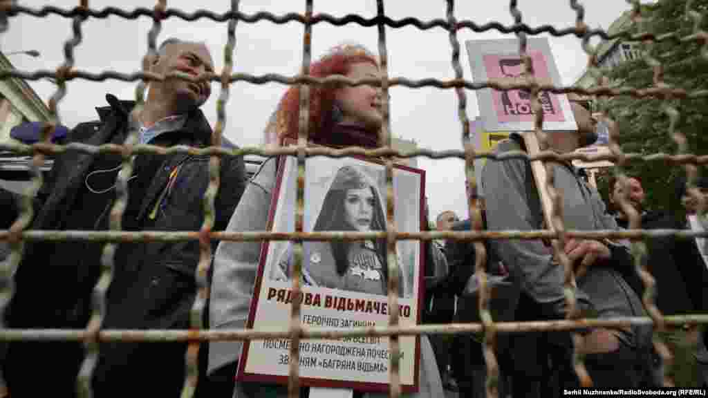 А хтось прийшов із більш іронічними зображеннями. Це герої коміксів Marvel